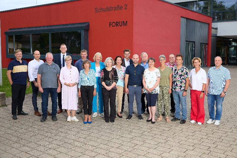 Mitglieder des Waldenbucher Gemeinderats und Bürgermeister Chris Nathan vor dem Forum der Oskar Schwenk Schule