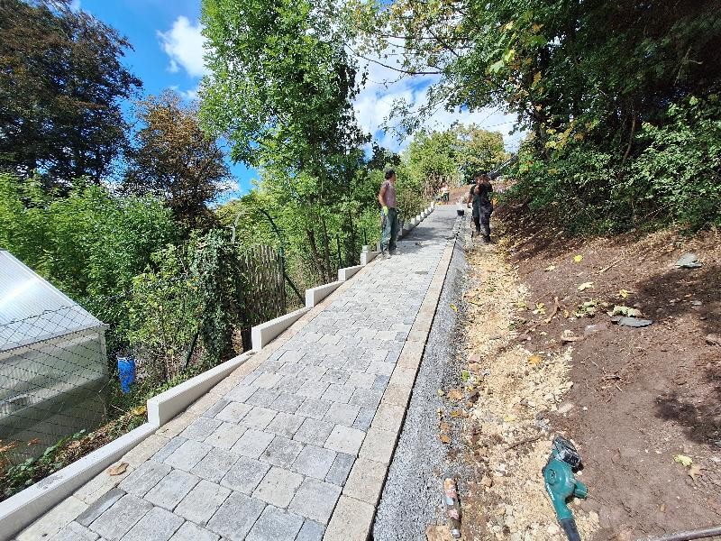 Erneuerter Weg für den Stadtpark Alter Friedhof 