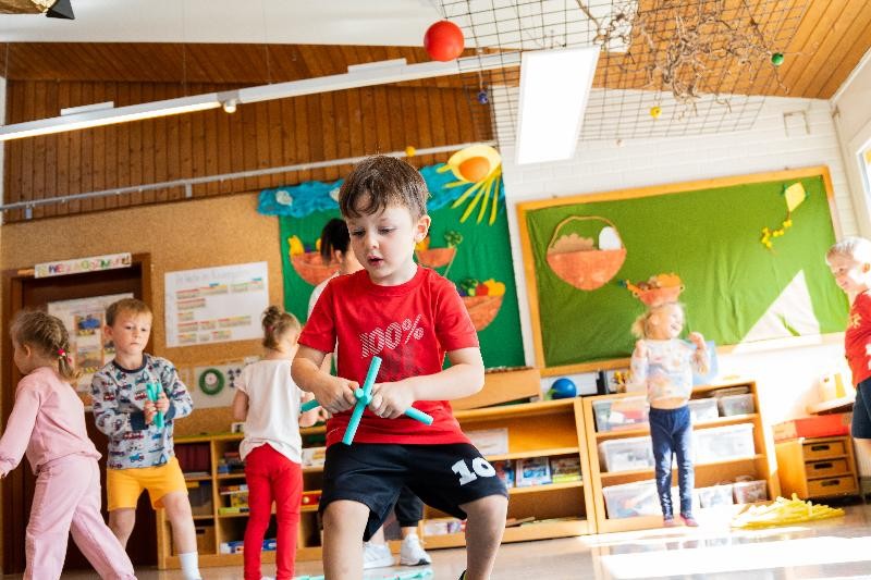 Spielende Kinder im Gruppenraum