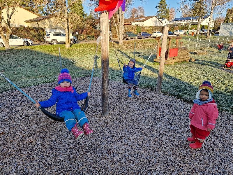 Kinder auf der Schaukel