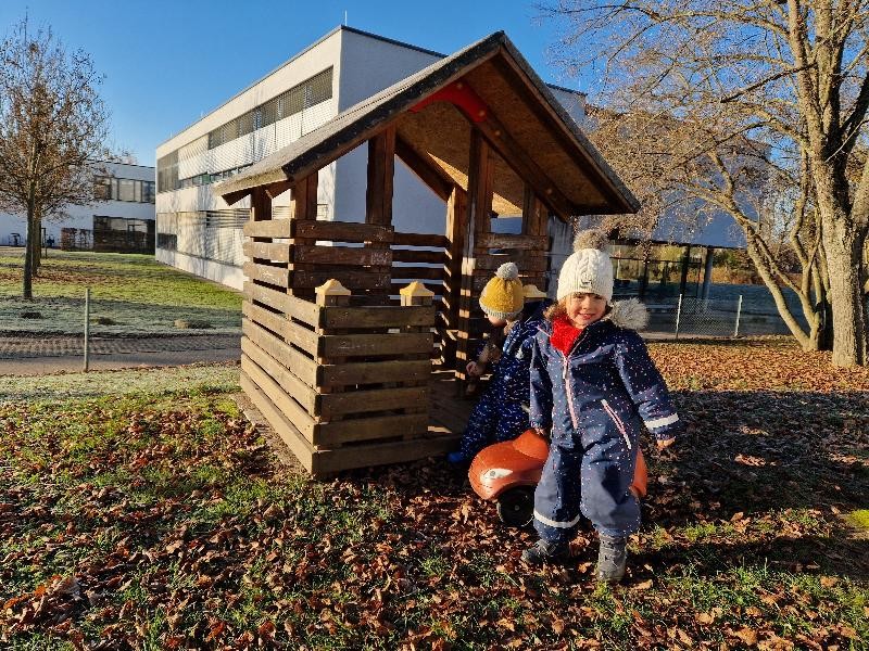 Gartenhaus mit spielenden Kindern