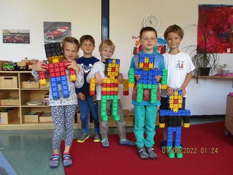 Kinder halten Bauelemente