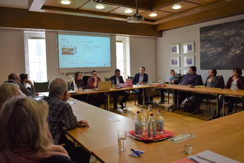 Unternehmerinnen und Unternehmer sitzen im großen Sitzungssaal und besprechen die aktuelle Entwicklung des Gewerbes in Waldenbuch