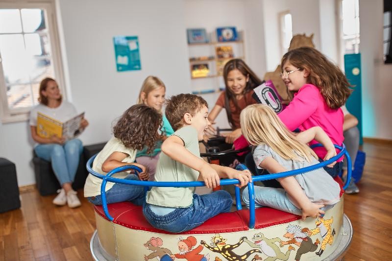 Kinder haben Spaß beim gemeinsamen Spiel