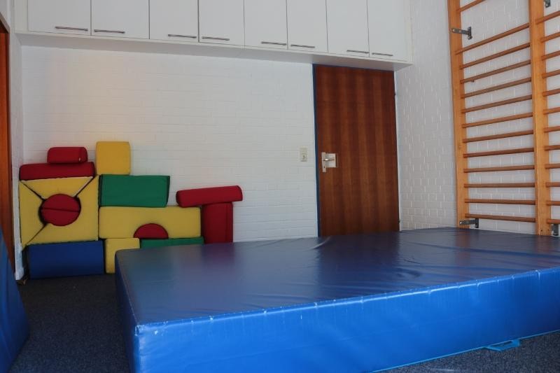 Bewegungszimmer dicke blaue Matte mit Klettergerüst