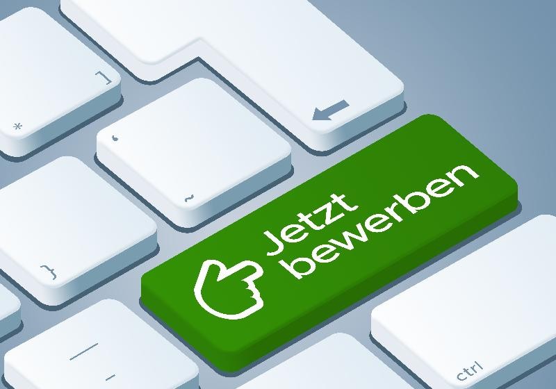 Stellenangebote Eine Computertastatur mit einer grünen Taste "Jetzt bewerben" als Imagebild zum Thema Stellenangebote