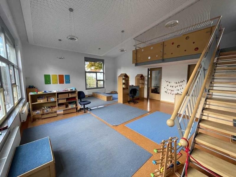 Bauzimmer Regale und Teppiche