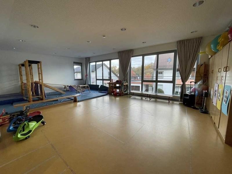 Bewegungsraum der Kindergartenkinder Matten, Klettergerüst und zwei Fahrzeuge
