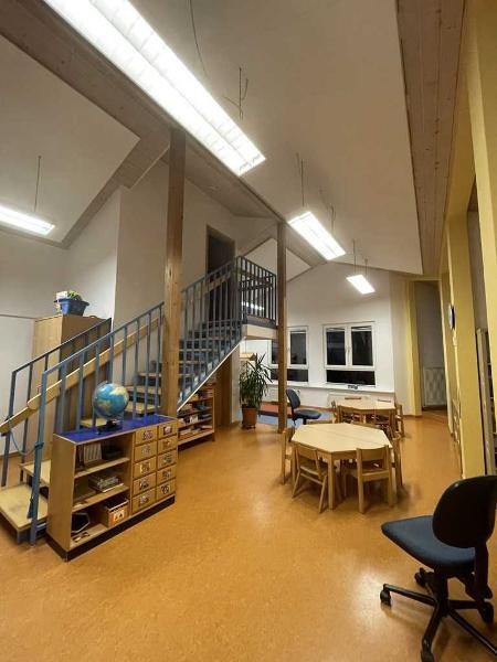 Regal, Treppe und Tische