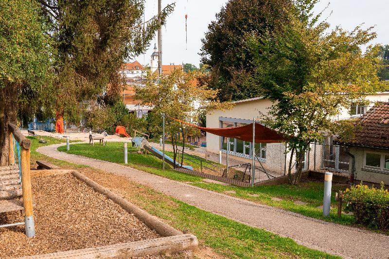 Weg, Wiese und Kindergarten