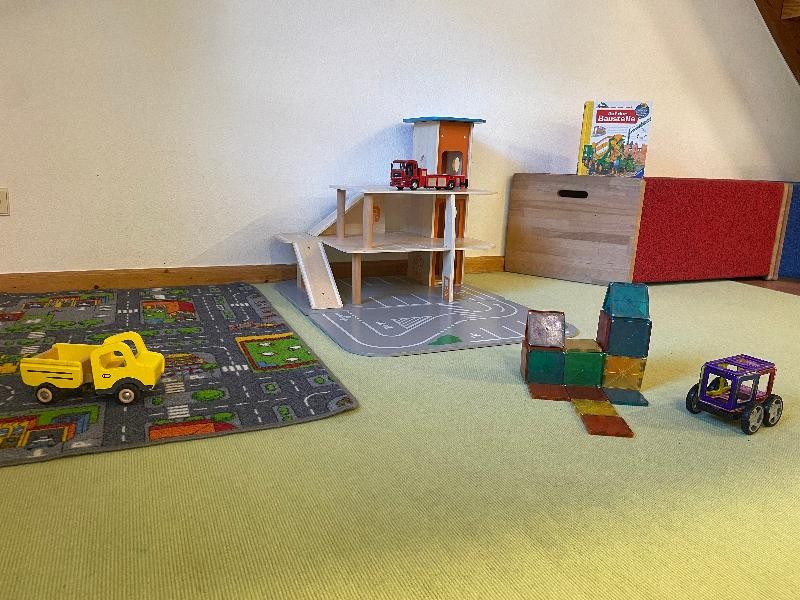 Bauecke Bauteppich mit Fahrzeugen und Garage