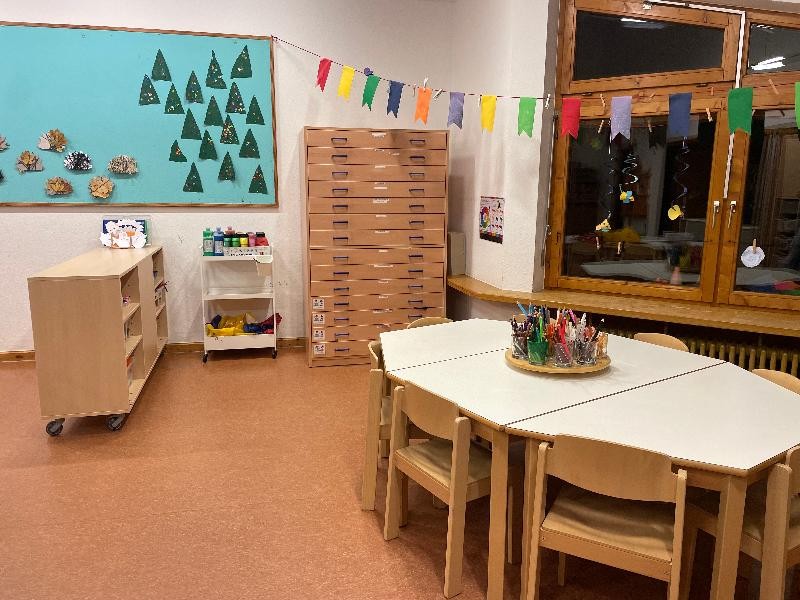Kreativbereich Tisch mit Stühlen und Stiftebox