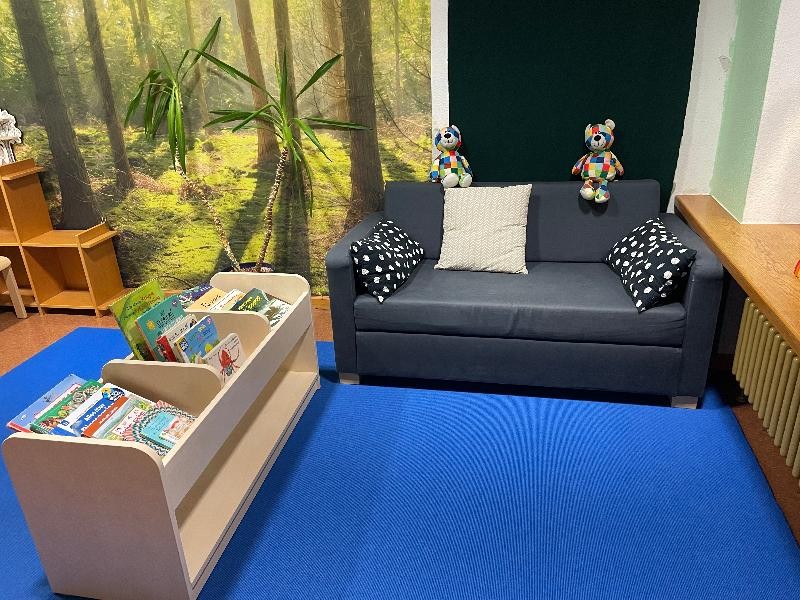 Lesezimmer Blaues Sofa mit Bilderbüchern