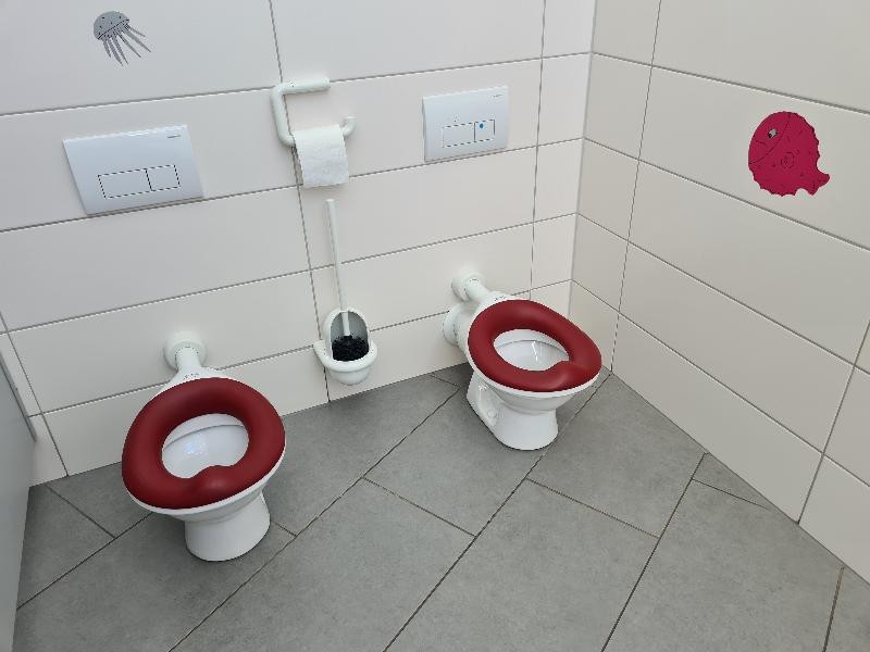 zwei kleine Toiletten