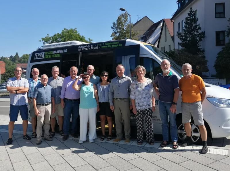 Bürgerbus-Fahrer Waldenbuch Die Fahrer des Waldenbucher Bürgerbus vor dem Bürgerbus