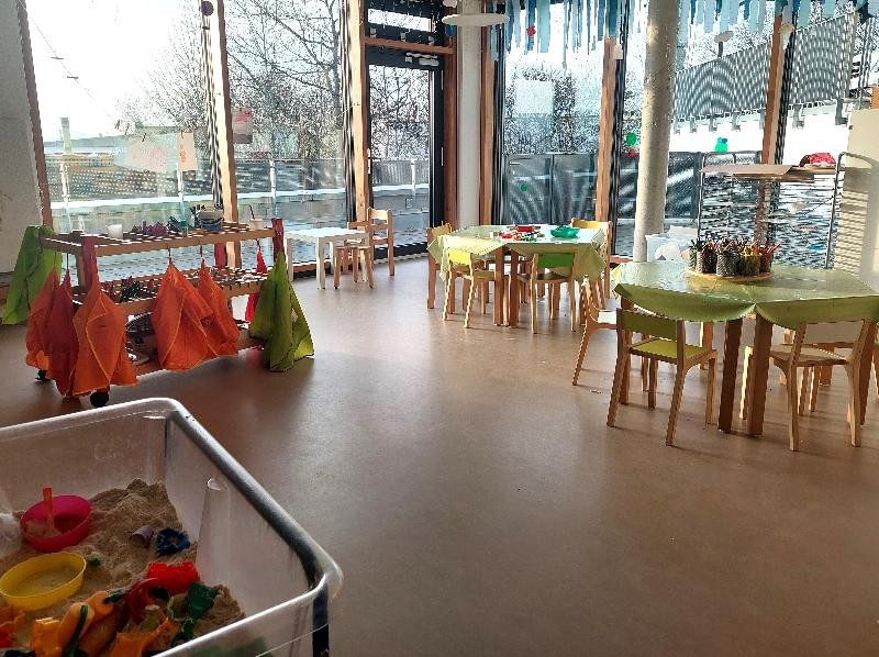 Tische und Stühle mit Malutensilien