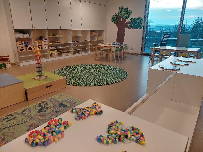 Nestzimmer Zimmer mit Tischen und Regalen und Bügelperlen