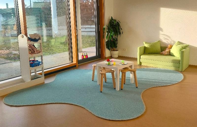 Einkaufsladen und gedeckter Tisch