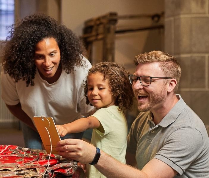 Die Familie besucht das Museum der Alltagskultur. Die Familie besucht das Museum der Alltagskultur.