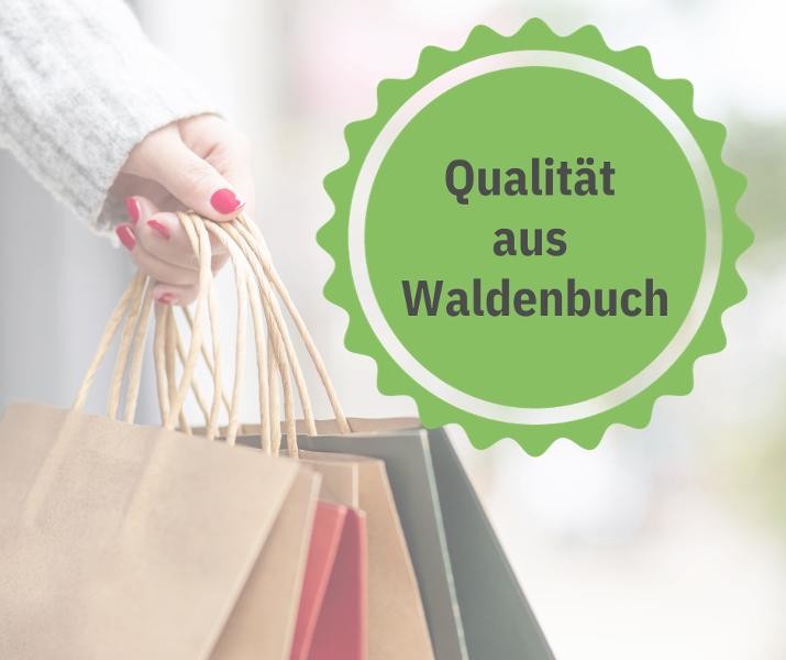 Dame mit Einkaufstüten und dem Siegel "Qualität aus Waldenbuch"