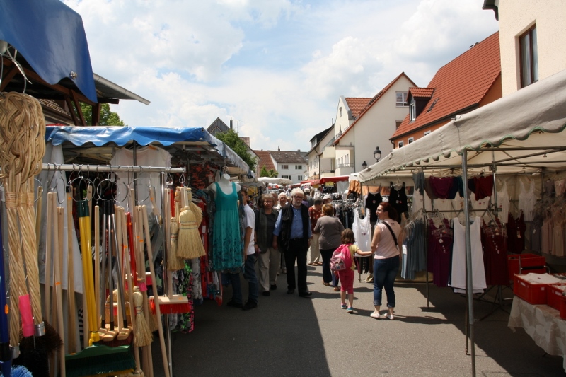 Krämermarkt Stand mit Haushaltswaren und Kleidung