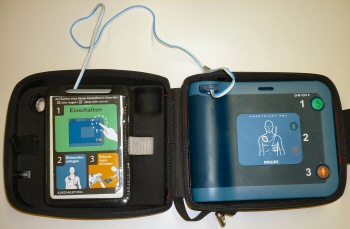 Geöffnetes AED-Gerät mit Anleitung zur Anwendung in drei Schritten Automatisierter Defibrillator