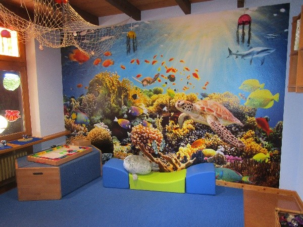 Raum mit großem Korallenposter