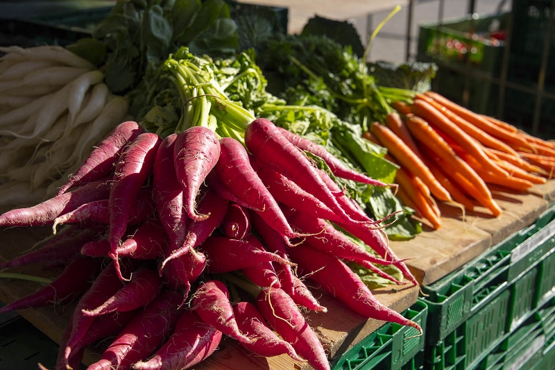 verschiedene Rüben liegen präsentiert auf dem Wochenmarkt