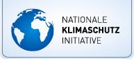 Klimaschutz Logo Blaues Globus-Symbol mit Text: „Nationale Klimaschutzinitiative“