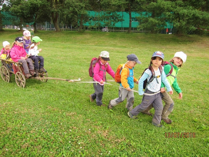 Kutschfahrt Spielende Kinder im Wagen