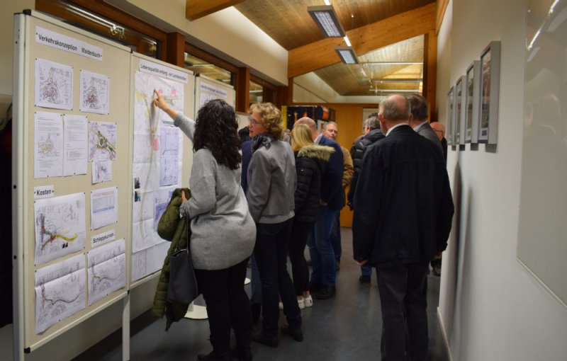 Besucherinnen und Besucher informieren sich über städtebauliche Planungen