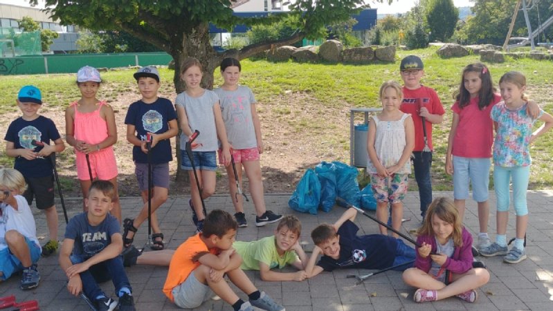 Kinder der Ganztagesbetreuung/Oskar-Schwenk-Schule beim Müll sammeln