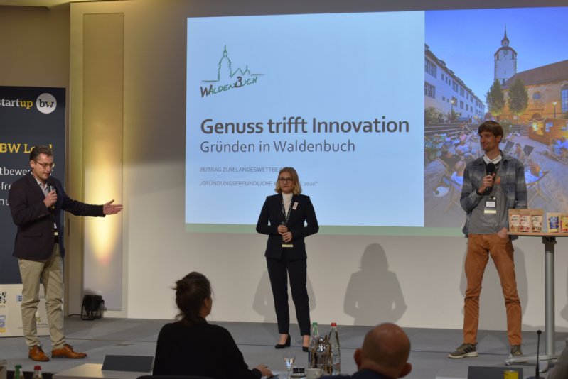 Vortrag "Genuss trifft Innovation" Drei Personen halten einen Vortrag "Genuss trifft Innovation"