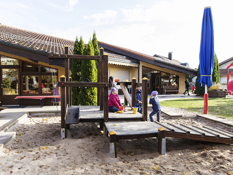 Kindergarten Mühlhalde Haus und Klettergerüst