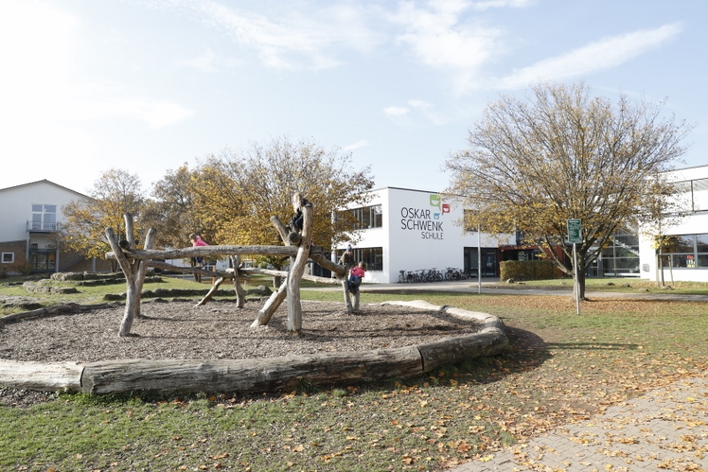 Ansicht auf den Pausenhof der Oskar-Schwenk-Schule