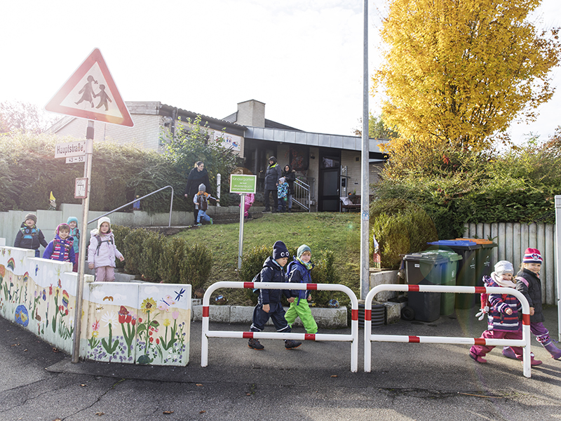 Kinder laufen aus dem Kindergarten 