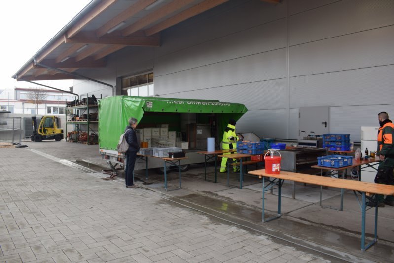 Geöffnetes Geschirrmobil im Einsatz mit Spülstation und Personal beim Rückgabe- und Reinigungsvorgang von Mehrweggeschirr