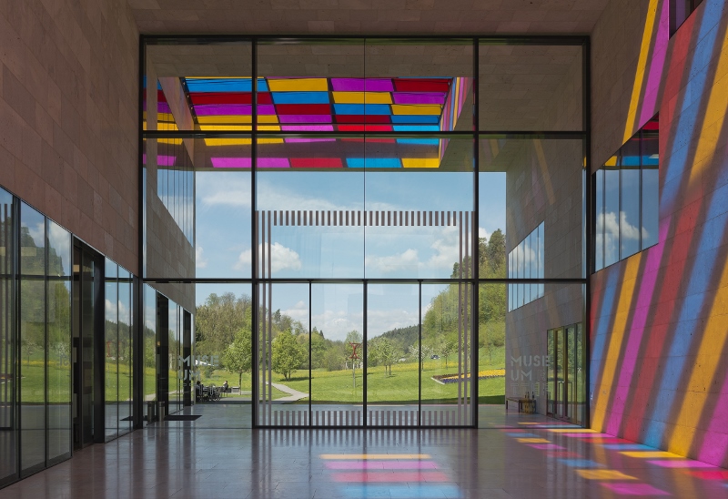 Bunte Spiegelungen durch die Fenster der Museumspassage Waldenbuch
