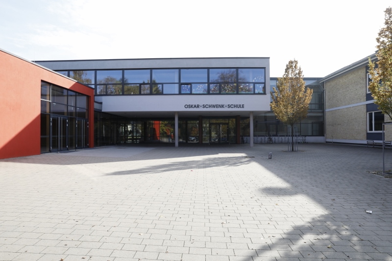 Ansicht auf den Eingang der Oskar-Schwenk-Schule
