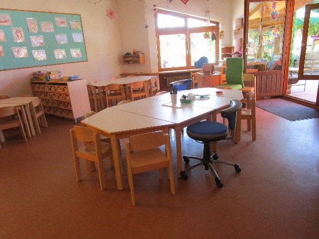 Raum mit einem Tisch und Stühlen