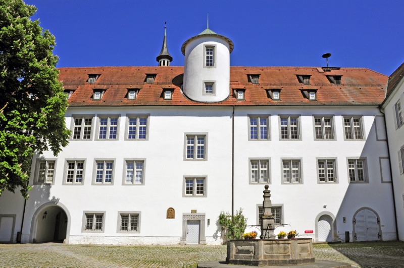 Außenansicht des Schloss Waldenbuch mit dem Schlossbrunnen